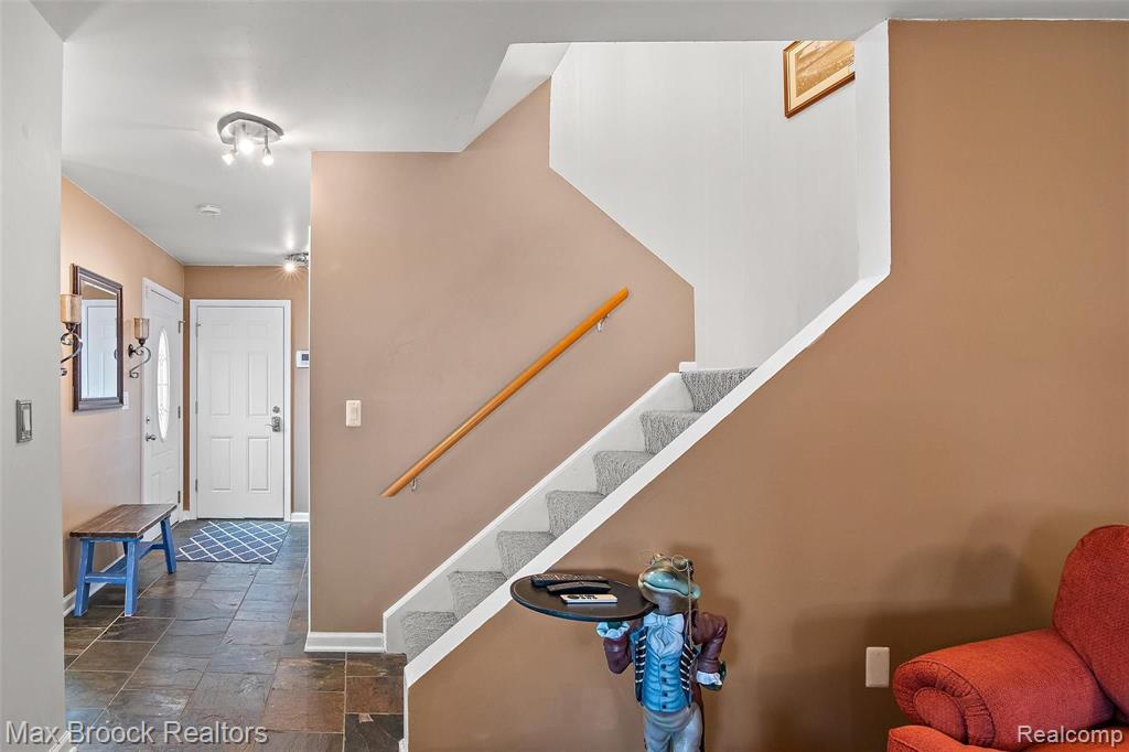 83 Stratford Lane Rochester Hills, MI 48309 - Photo 2 of 20