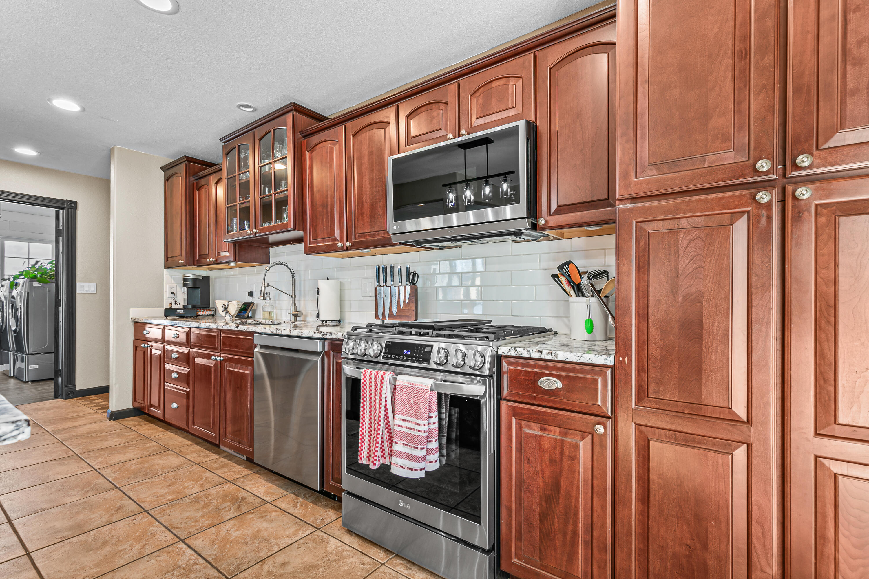 3985 Calhoun Road Medford, OR 97501 - Photo 9 of 30 Gallery Image 9