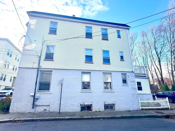 $3,000 | 14 Smythe Street, Unit 3, Brookline, MA 02445