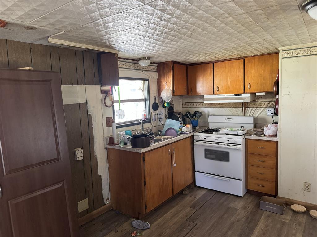 1161 Davis Court Rio Vista, TX 76093 - Photo 6 of 6 a kitchen with a stove a refrigerator and a window