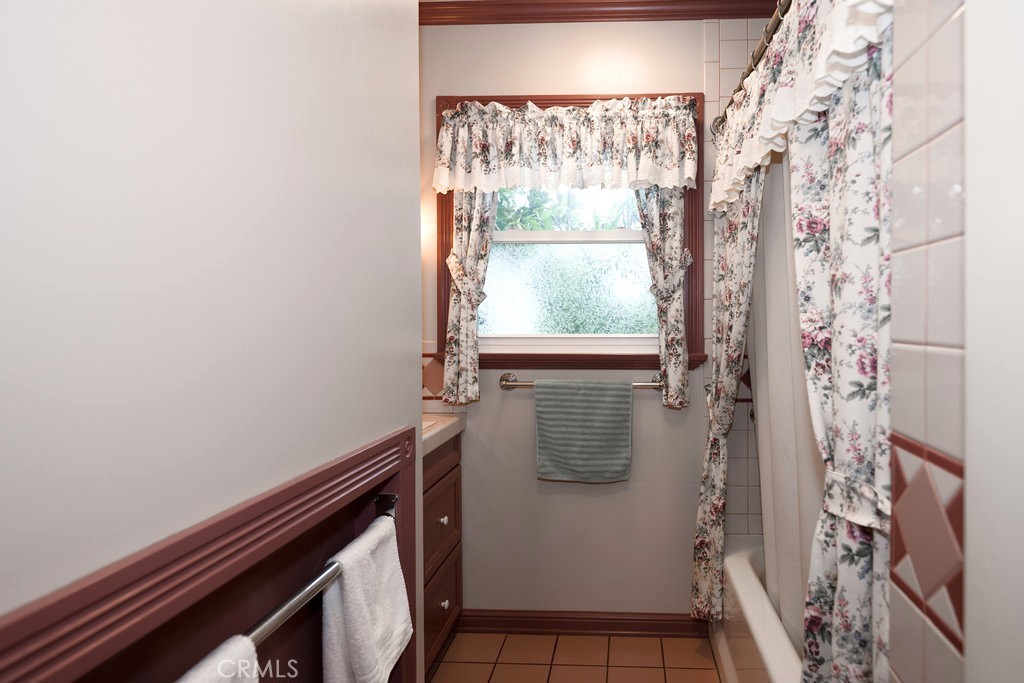 8621 Winnetka Avenue Winnetka, CA 91306 - Photo 19 of 25 a utility room with a window