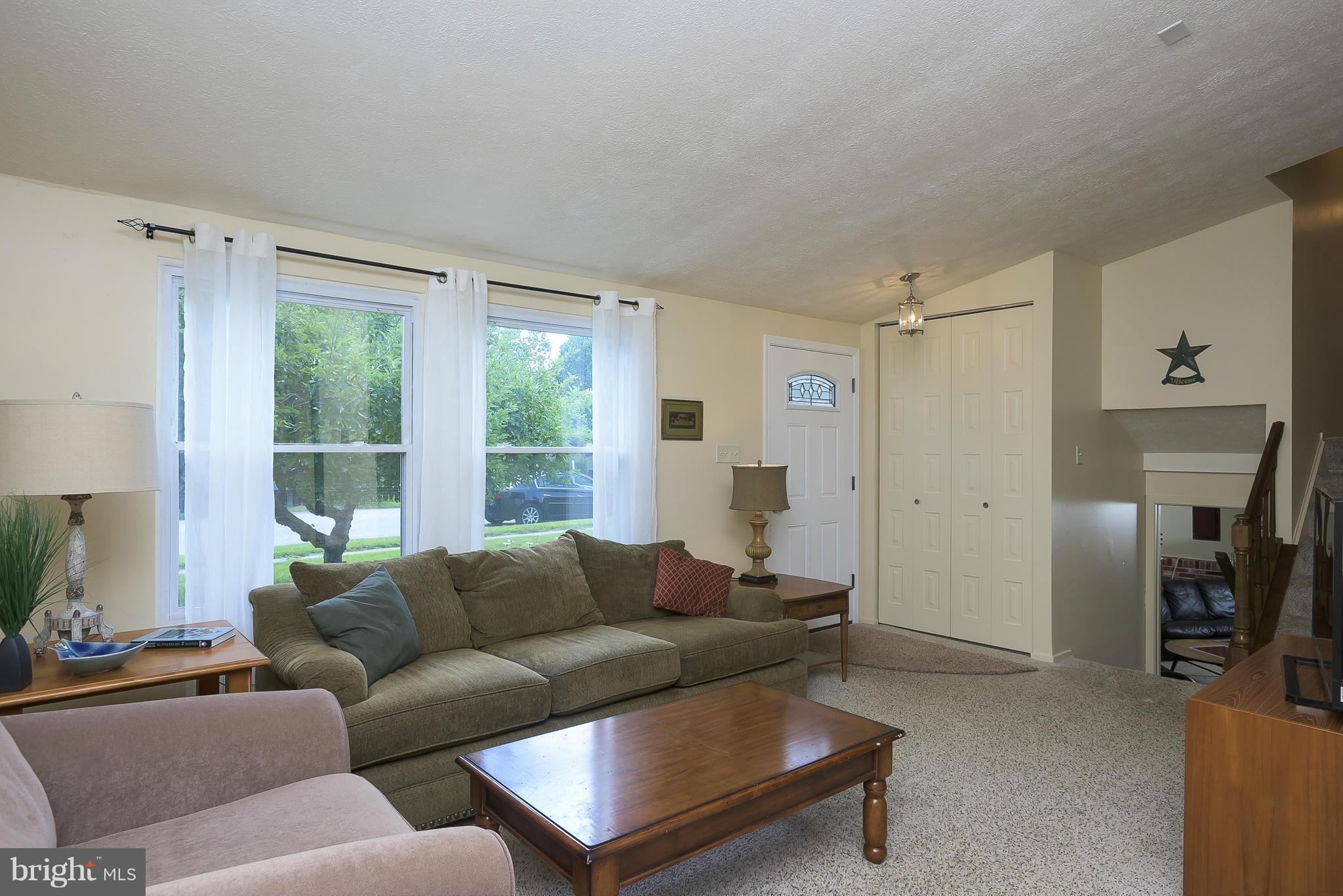 878 Wilson Road Arnold, MD 21012 - Photo 2 of 22 Living Room