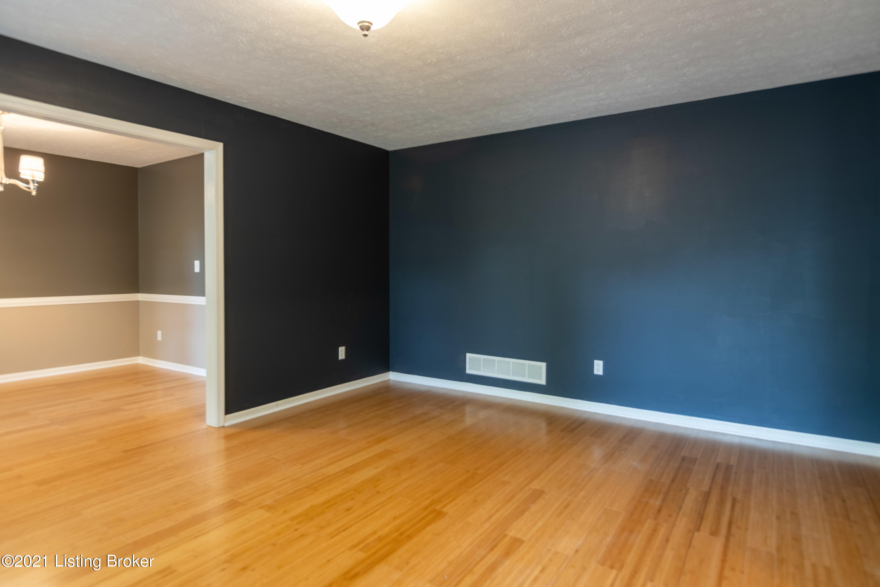 6806 Tottenham Road Louisville, KY 40207 - Photo 5 of 35 061421-6806-tottenham-louisville-ky-4020