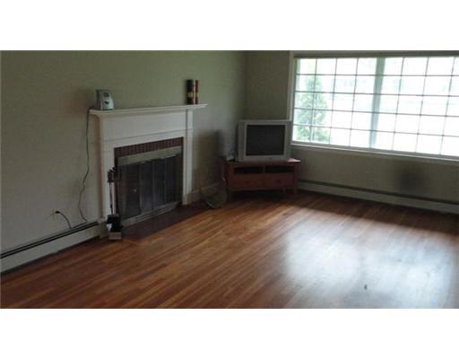 60 Rogers Road Yarmouth, ME 04096 - Photo 9 of 14 Living Room.