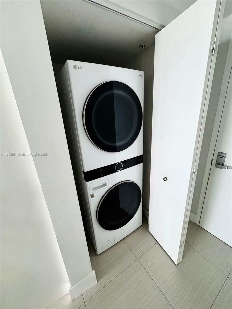 92 Southwest 3rd Street, Unit 3608 Miami, FL 33130 - Photo 17 of 24 a utility room with dryer and washer