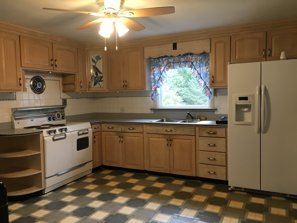 22 Hewitt Street West Springfield, MA 01089 - Photo 11 of 27
