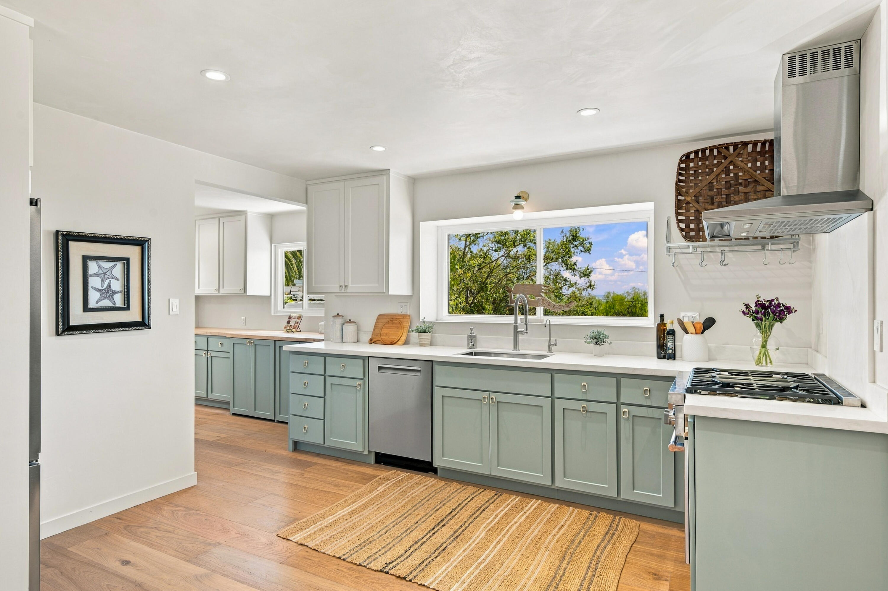 975 Tornoe Road Santa Barbara, CA 93105 - Photo 10 of 27 Kitchen Towards pantry