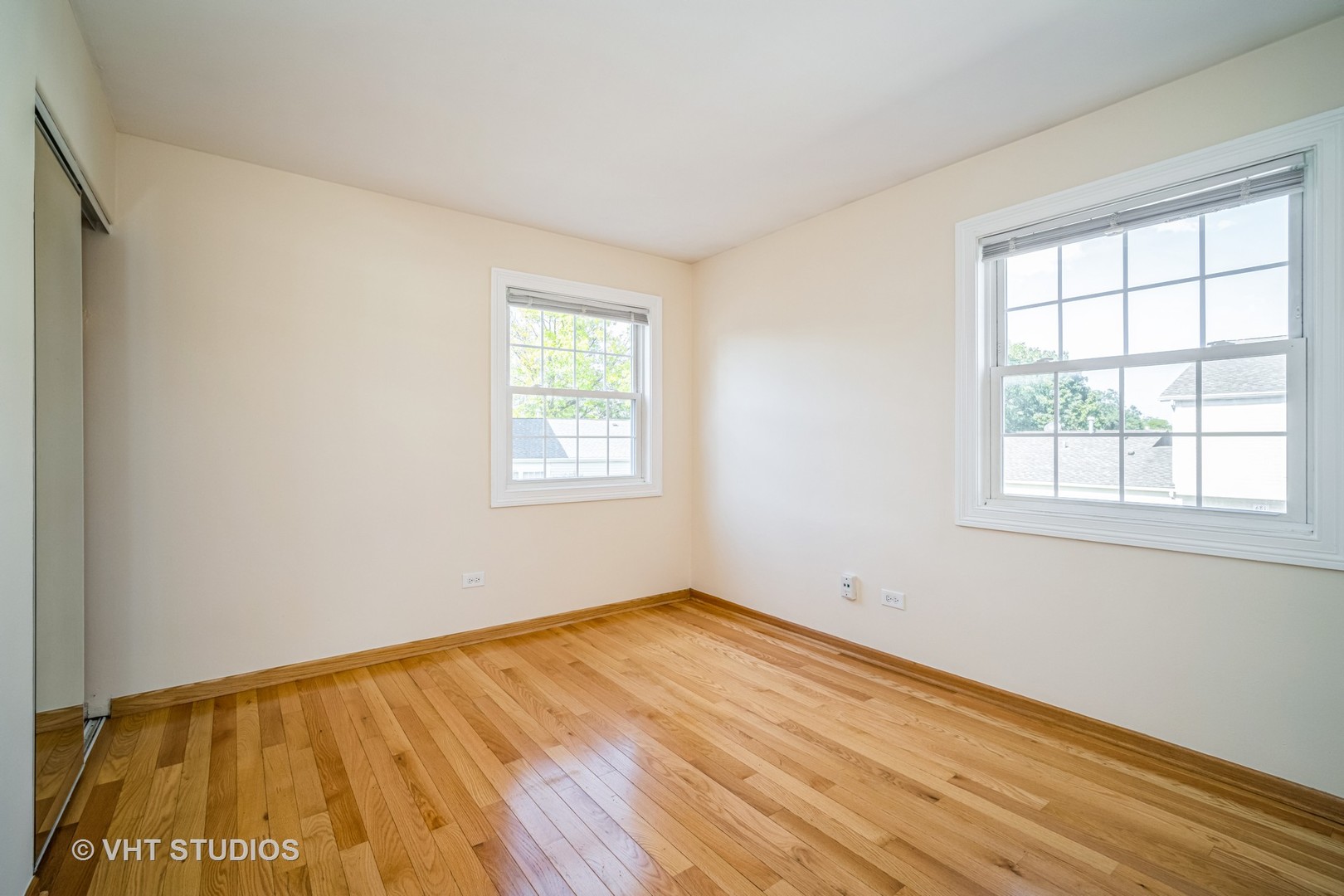 684 Cleo Court, Unit 684 Wheeling, IL 60090 - Photo 10 of 13 an empty room with a window