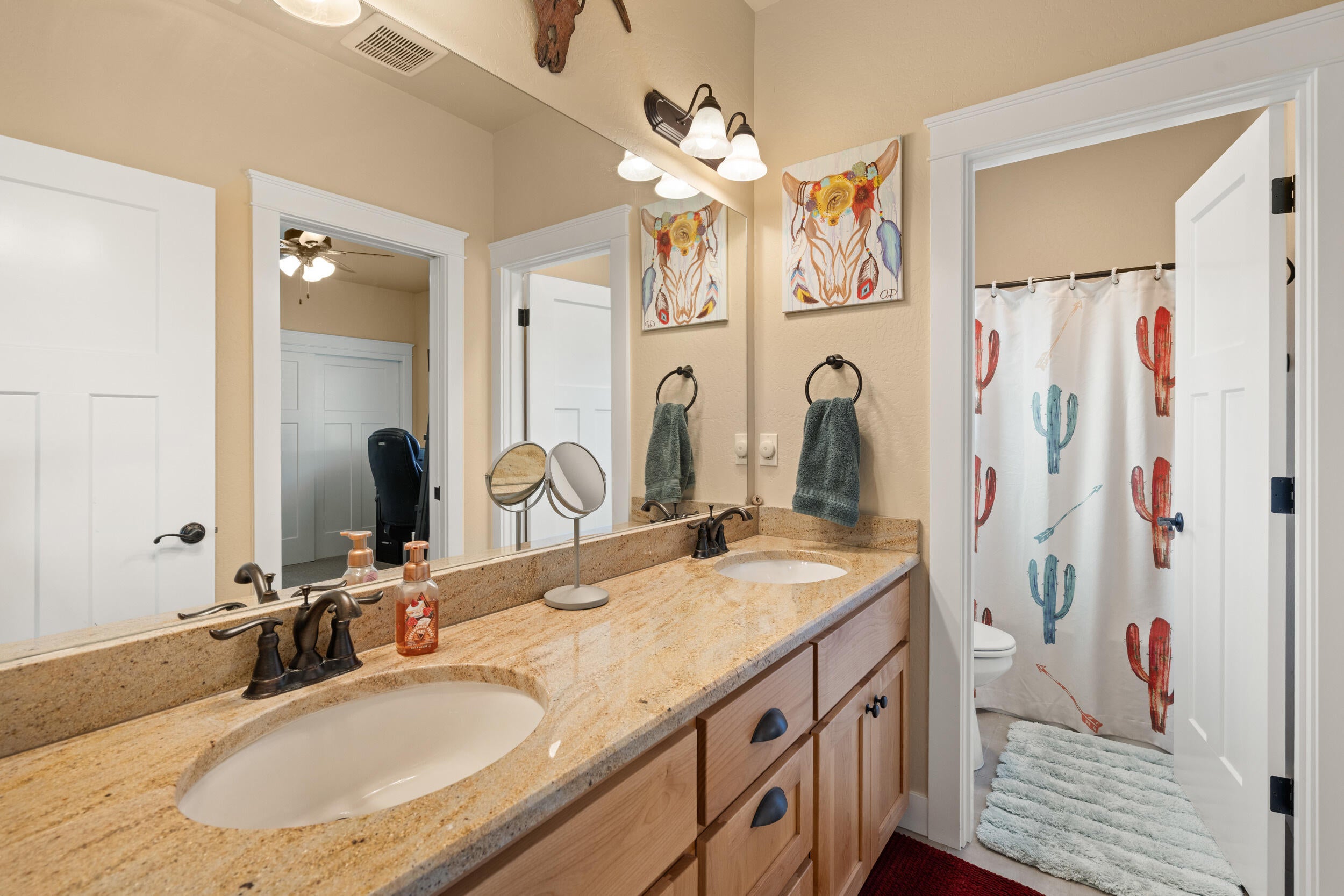 7765 Colonial Way Central Point, OR 97502 - Photo 26 of 50 Jack and Jill Bathroom