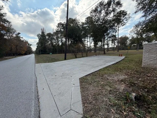 a view of a fountain in front of a house