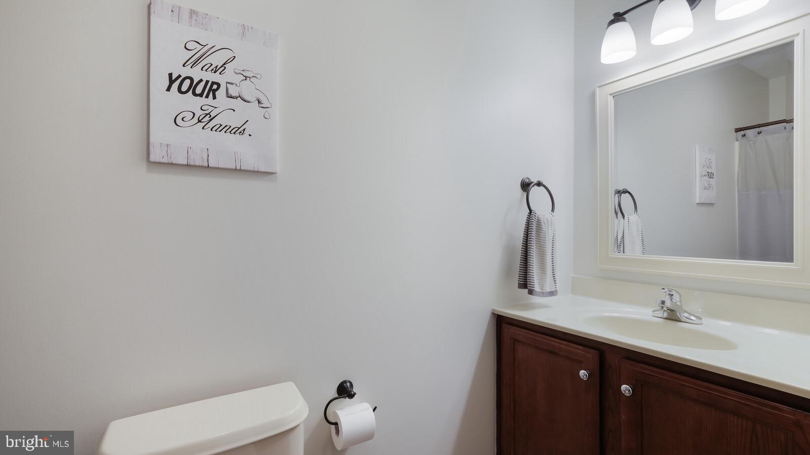 454 Buchanan Road Perkasie, PA 18944 - Photo 22 of 32 Full Hallway Bathroom