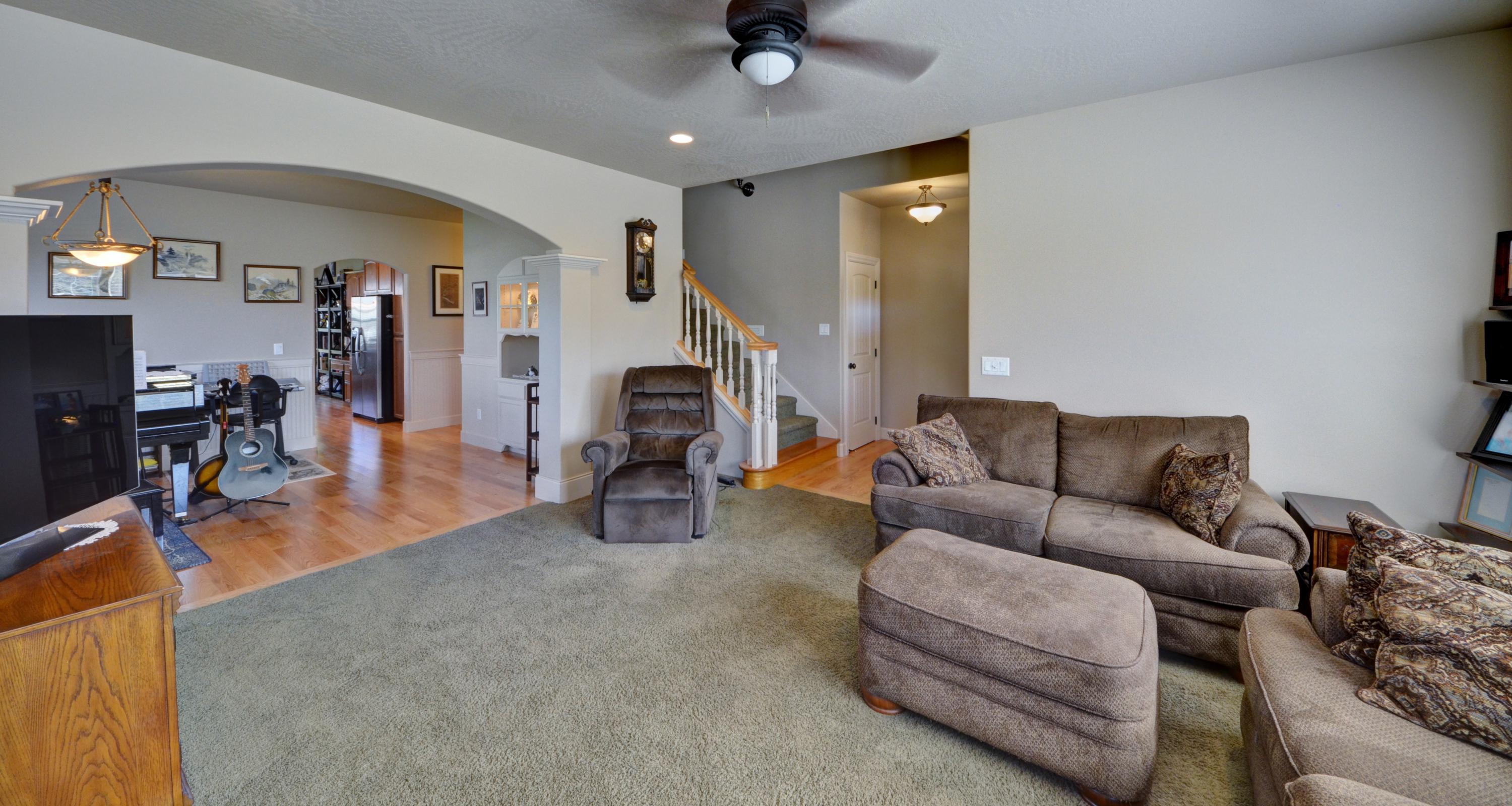 920 Buck Point Street Central Point, OR 97502 - Photo 5 of 40 055