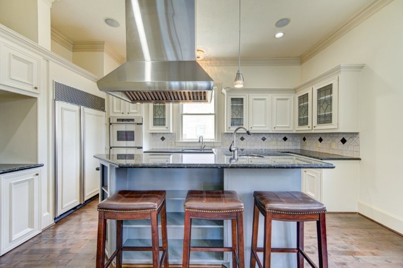 122 Vieux Carre Drive Houston, TX 77009 - Photo 12 of 47 a kitchen with center island table and chairs in it