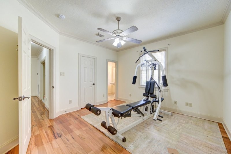 122 Vieux Carre Drive Houston, TX 77009 - Photo 20 of 47 a view of a room with gym equipment