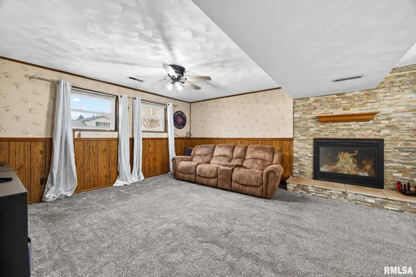 $219,000 | 15314 North Von Achen Drive, Chillicothe, IL 61523