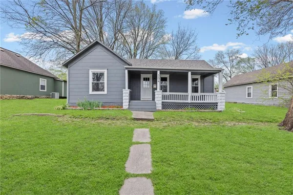 $247,500 | 304 East Shawnee Street, Paola, KS 66071