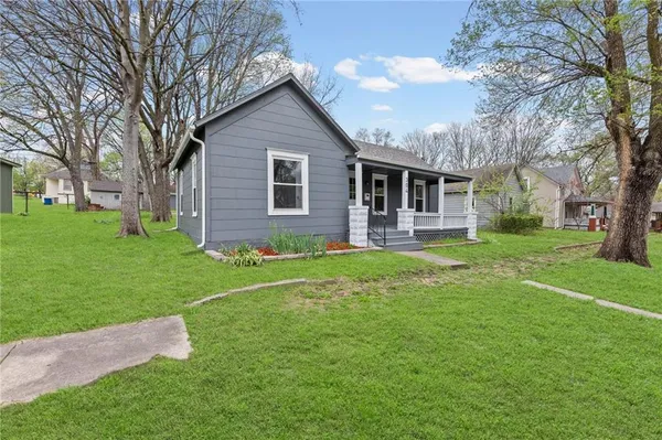 $247,500 | 304 East Shawnee Street, Paola, KS 66071