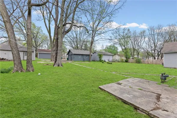 $247,500 | 304 East Shawnee Street, Paola, KS 66071