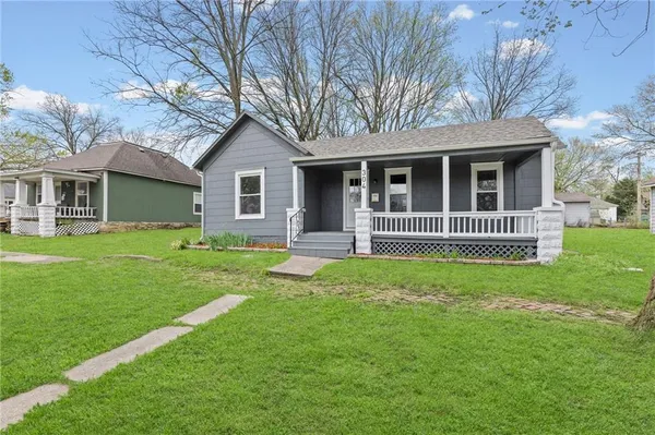 $247,500 | 304 East Shawnee Street, Paola, KS 66071
