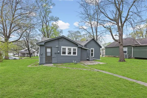 $247,500 | 304 East Shawnee Street, Paola, KS 66071