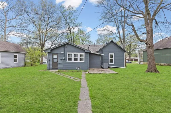 $247,500 | 304 East Shawnee Street, Paola, KS 66071