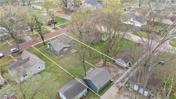 $247,500 | 304 East Shawnee Street, Paola, KS 66071