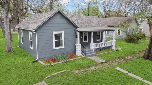 $247,500 | 304 East Shawnee Street, Paola, KS 66071