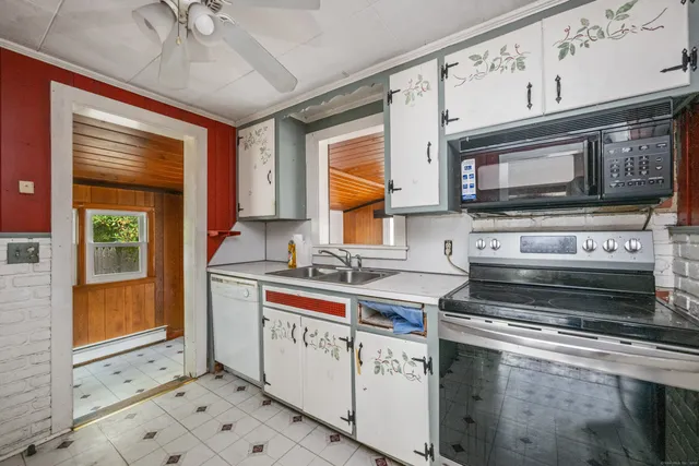 $199,900 | 218 Griffin Road, Suffield, CT 06093