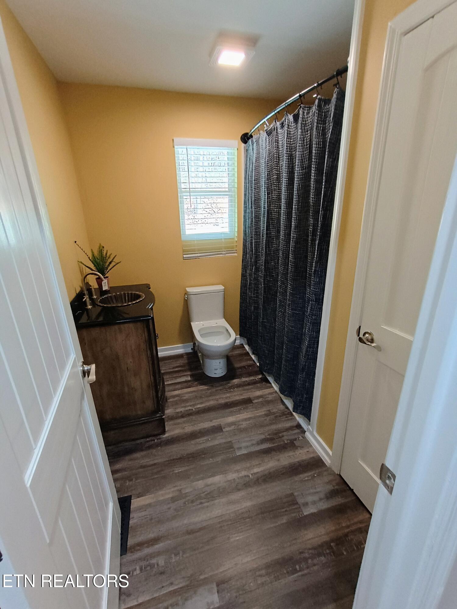 9815 East Brainerd Road Ooltewah, TN 37363 - Photo 27 of 39 Hallway Bath