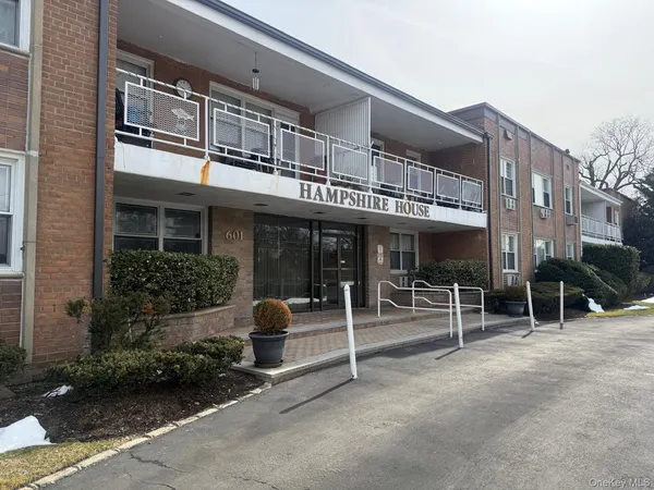 $2,850 | 601 Chestnut Street, Unit A21, Cedarhurst, NY 11516