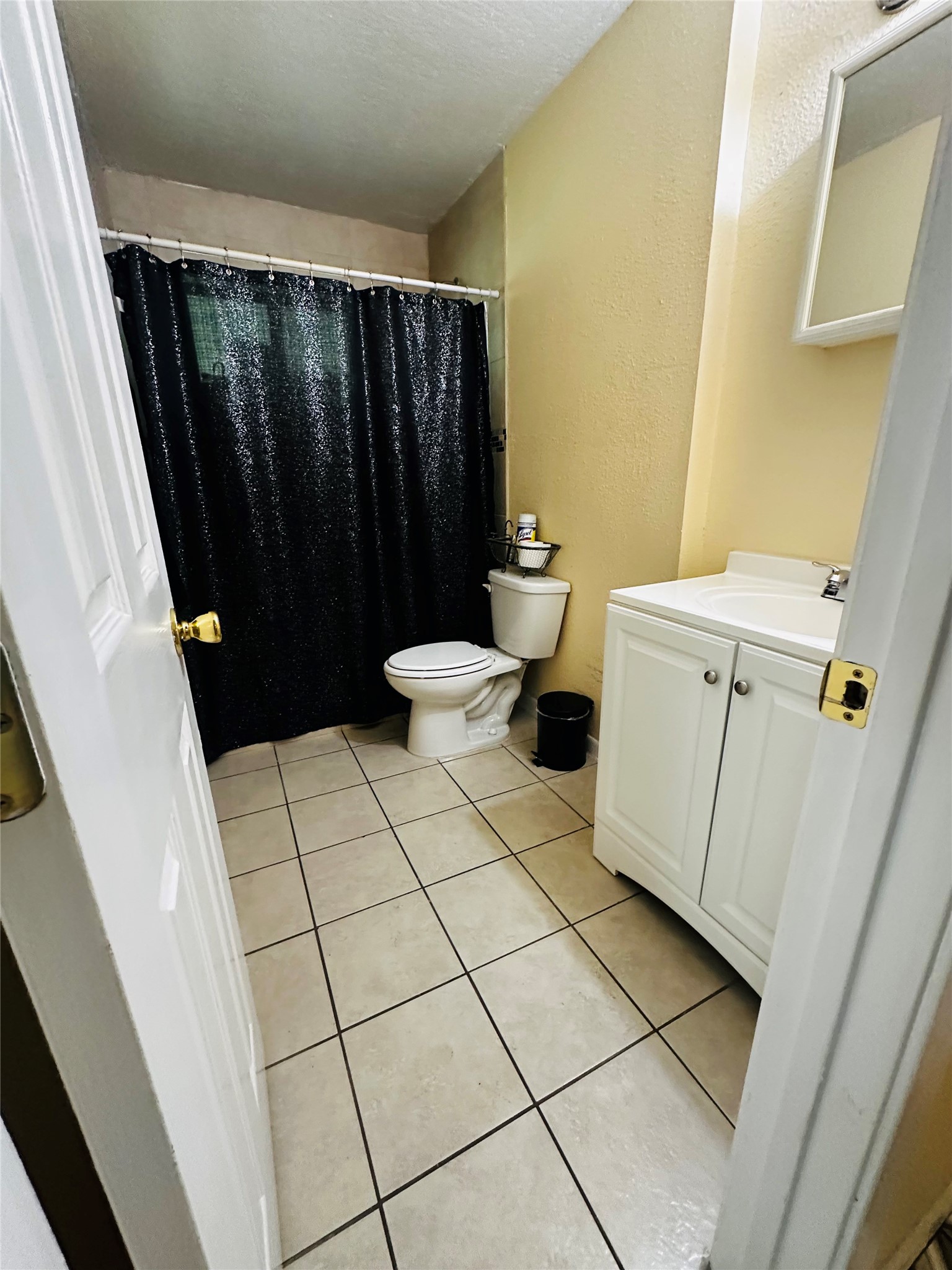 1146 Mitchell Road Houston, TX 77037 - Photo 8 of 14 shared bathroom with full shower