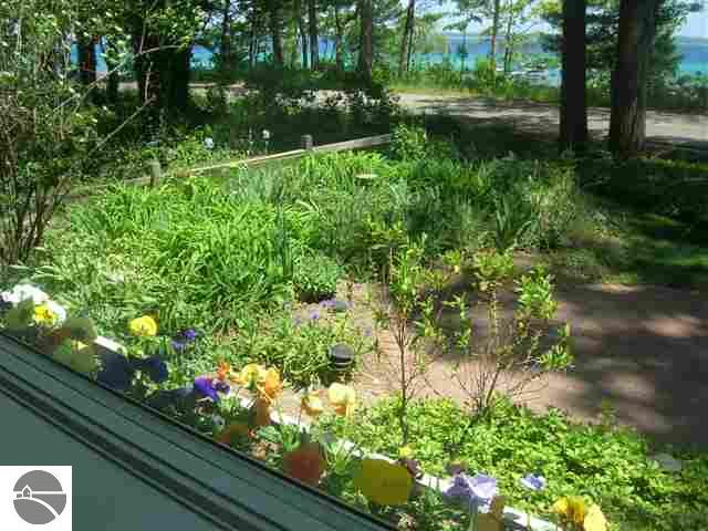 12051 Bluff Road Traverse City, MI 49686 - Photo 5 of 25 1736386-4.JPG