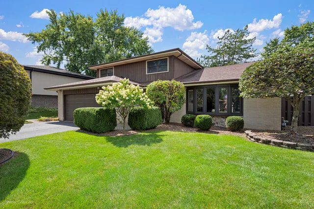 $460,000 | 10562 South 84th Avenue, Palos Hills, IL 60465
