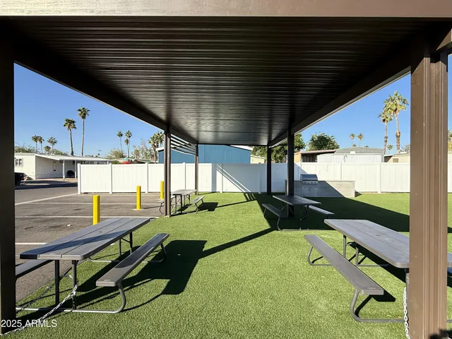 a picture of a tennis room