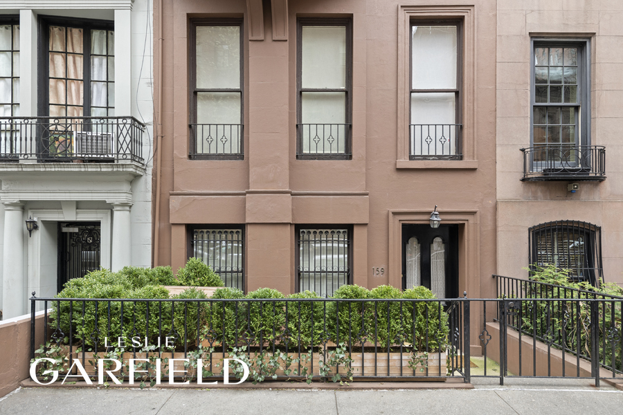 159 East 71st Street Manhattan, NY 10021 - Photo 13 of 14 a front view of a house with a garden