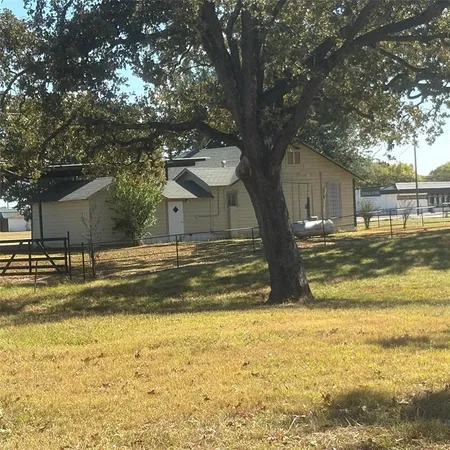 a view of yard with tree