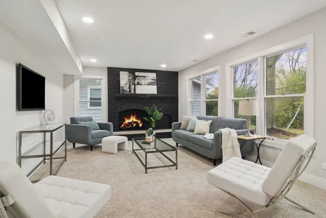 $579,000 | 1420 Hassell Road, Hoffman Estates, IL 60169