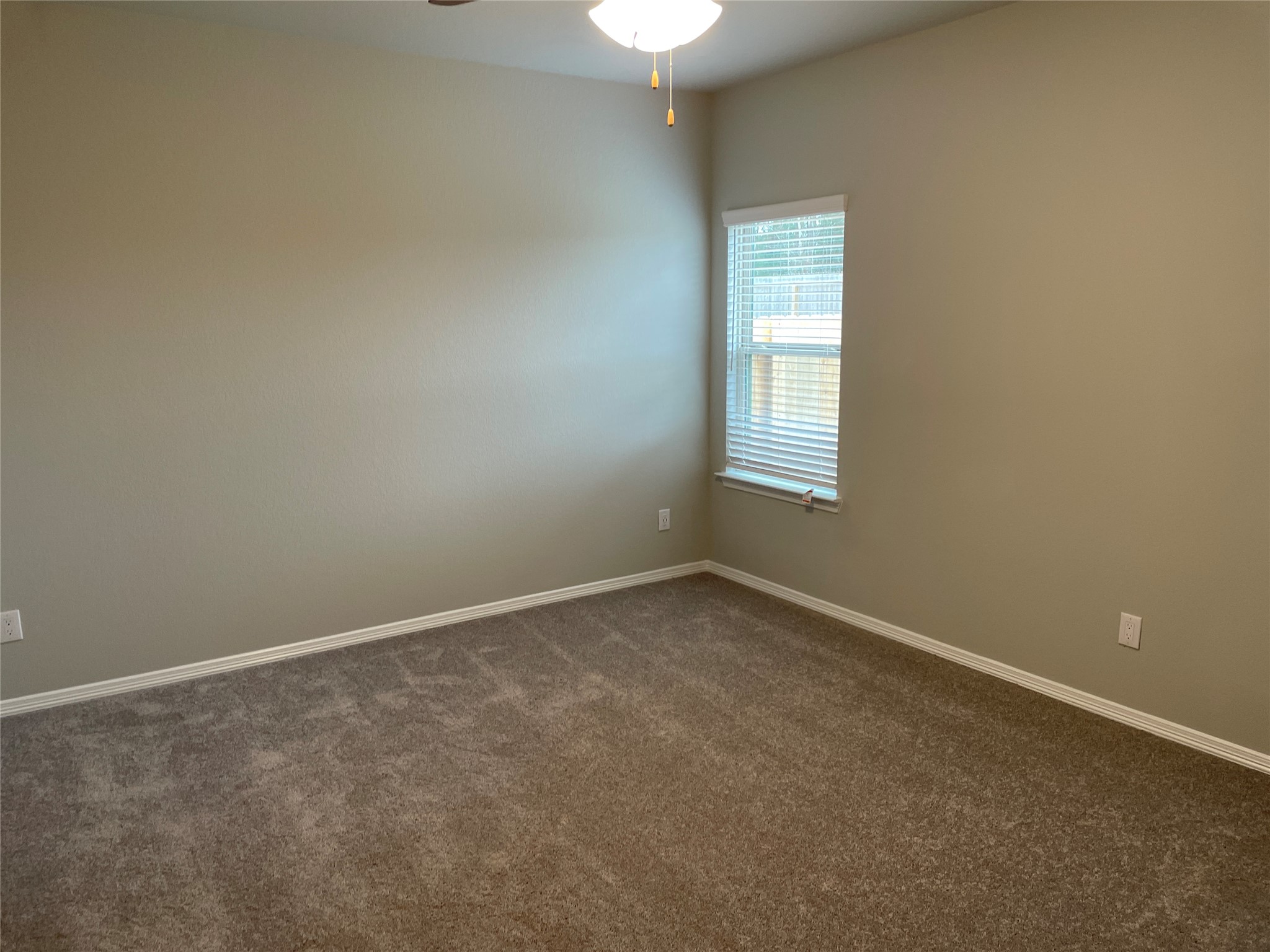 914 Redinger Ridge Drive Houston, TX 77336 - Photo 8 of 16 an empty room with a window