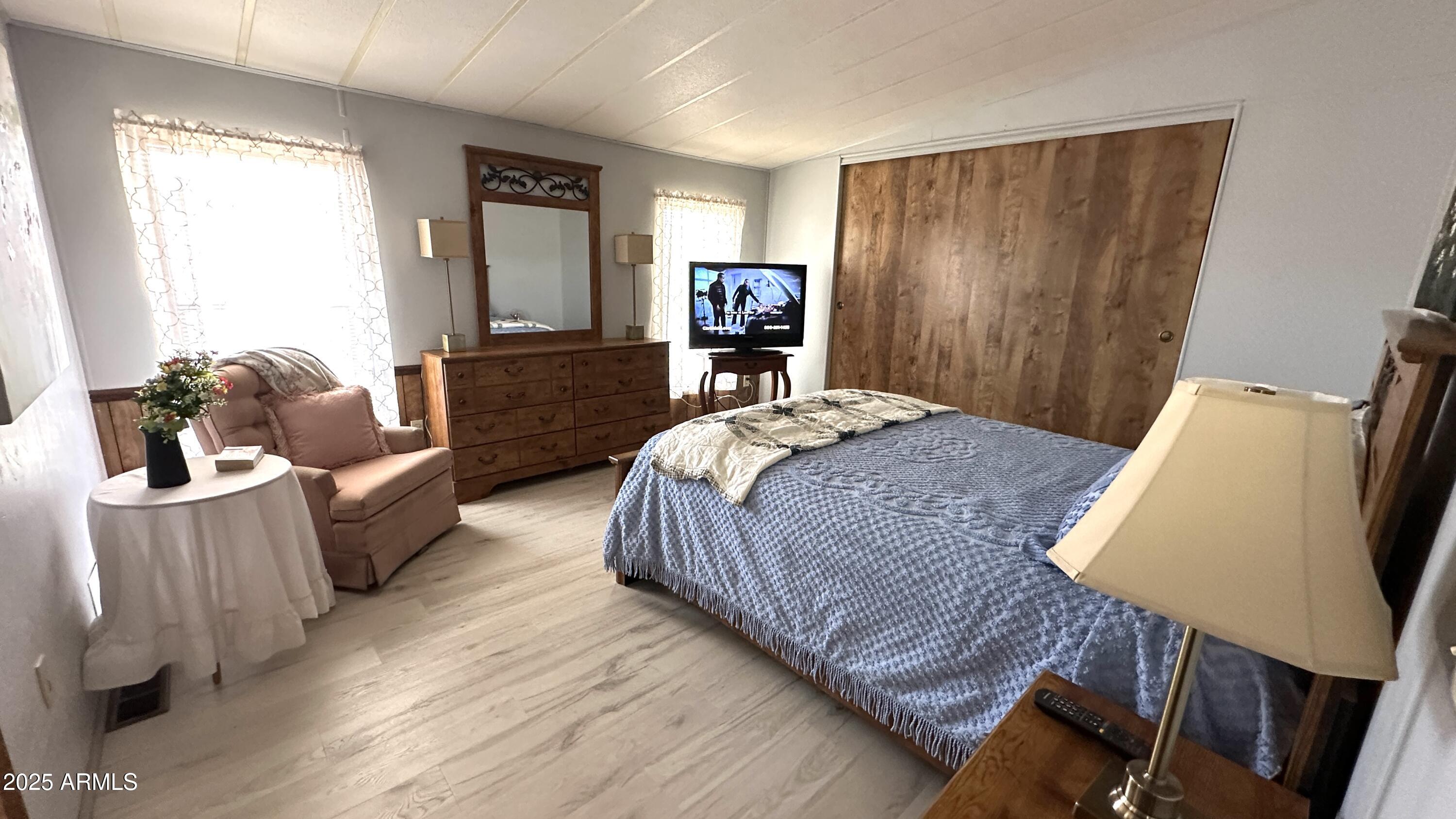 834 South Meridian Road, Unit 124 Apache Junction, AZ 85120 - Photo 20 of 28 a spacious bedroom with a bed and furniture