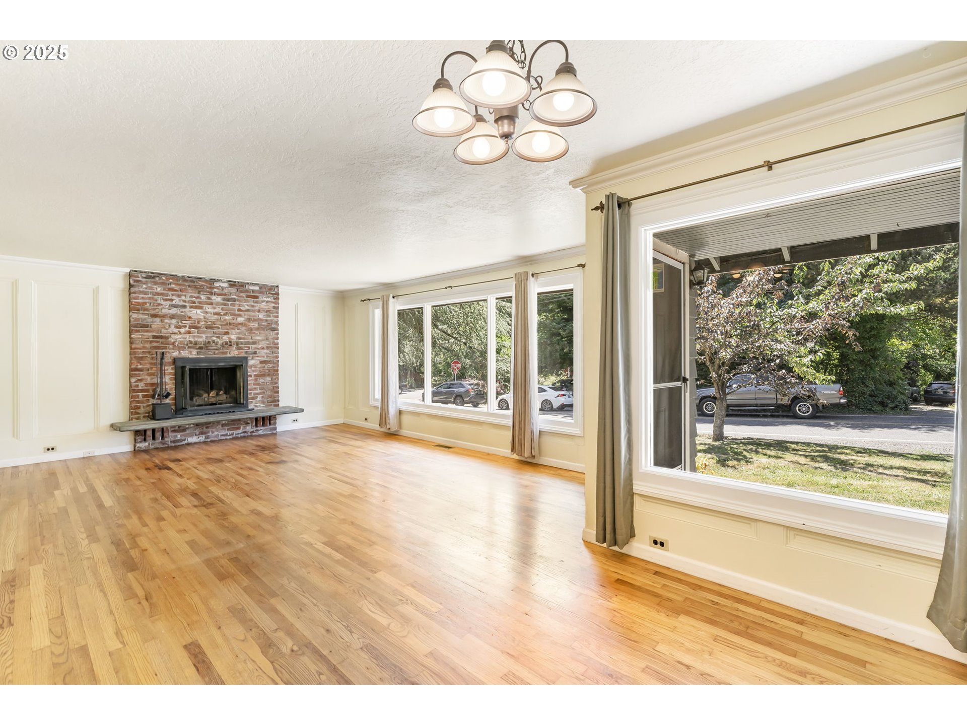 2601 Southwest Taylors Ferry Road Portland, OR 97219 - Photo 9 of 32 Living Room/Dining Room