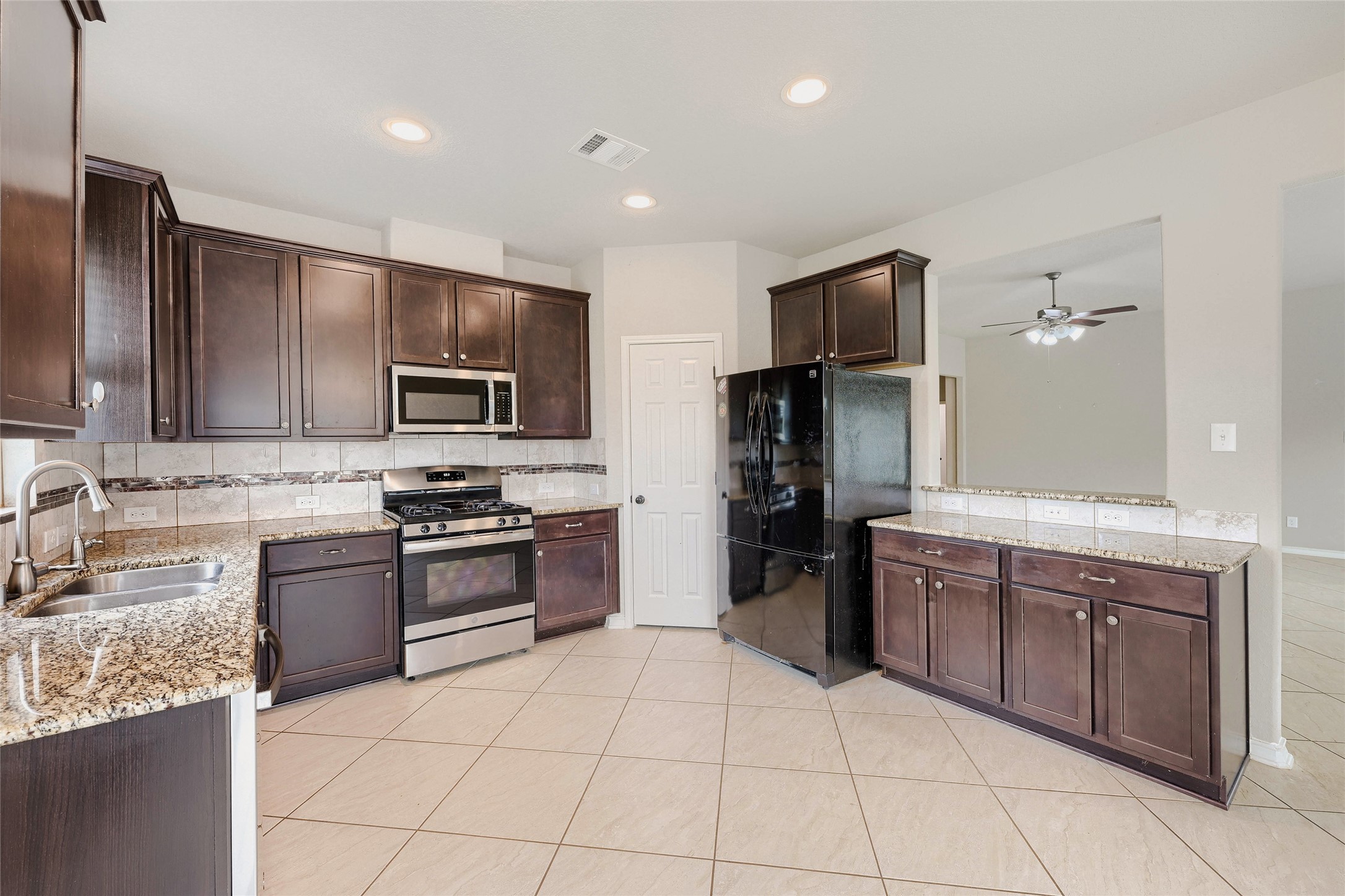 6210 Mason Way Rosenberg, TX 77471 - Photo 7 of 28 Kitchen
