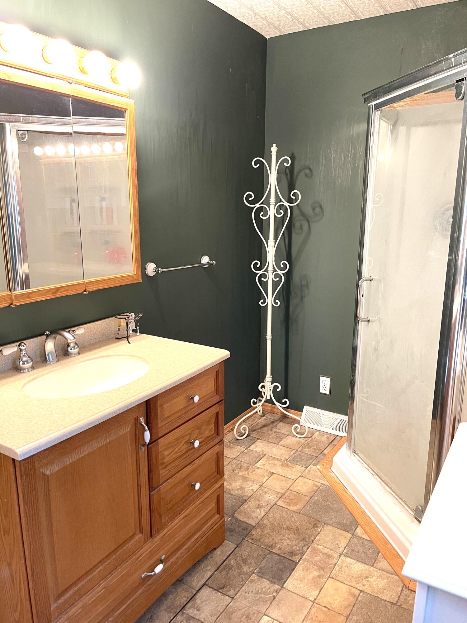 2091 Hill Road Manistee, MI 49660 - Photo 20 of 37 Bathroom