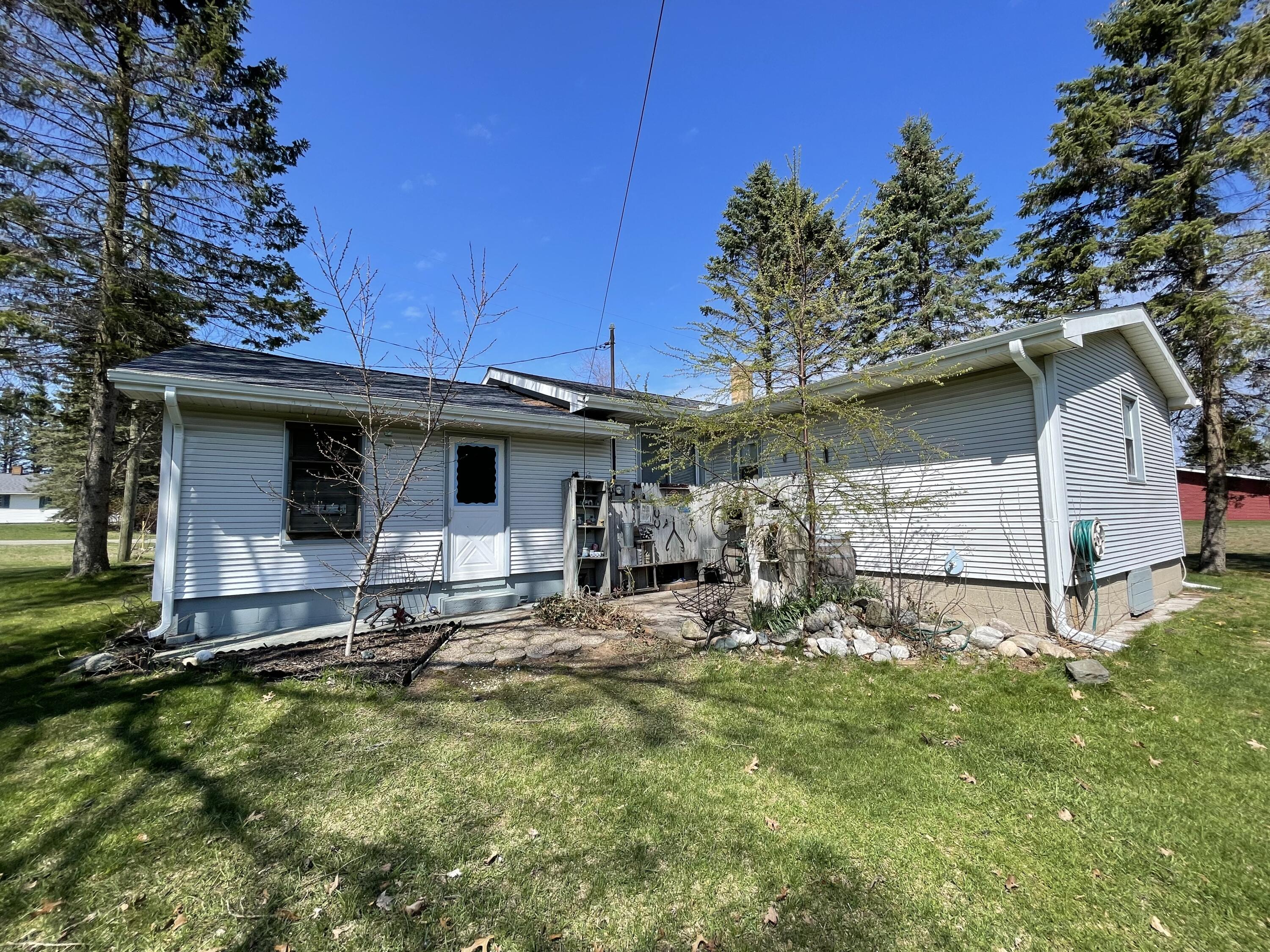 2091 Hill Road Manistee, MI 49660 - Photo 4 of 37 Back of Home