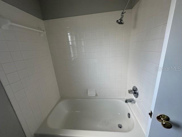 57 St Kitts Circle Winter Haven, FL 33884 - Photo 10 of 11 a bathroom with a tub