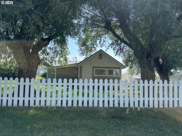 a wooden bench sitting in front of a house