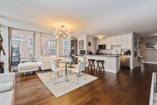 $688,000 | 111 East Chestnut Street, Unit 17K, Chicago, IL 60611