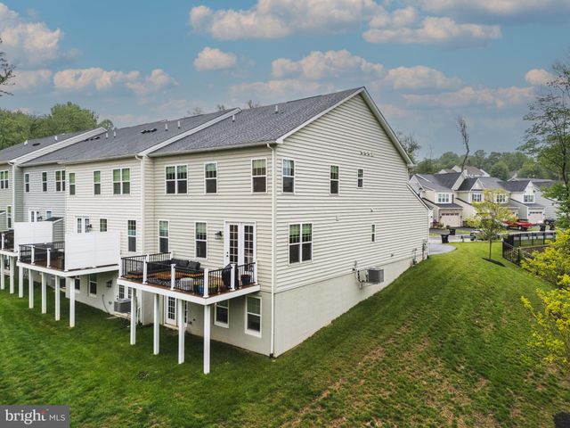 a view of a house with backyard and porch