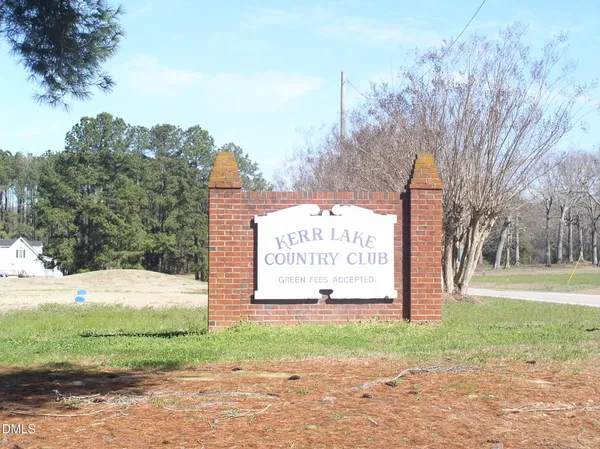 a sign that is sitting on the side of a road