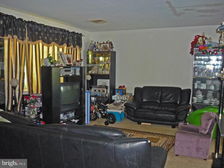 131 Hancock Boulevard Reading, PA 19607 - Photo 8 of 11 Living Room