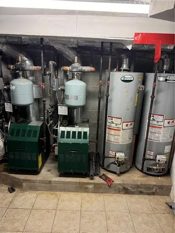 a view of entryway with storage